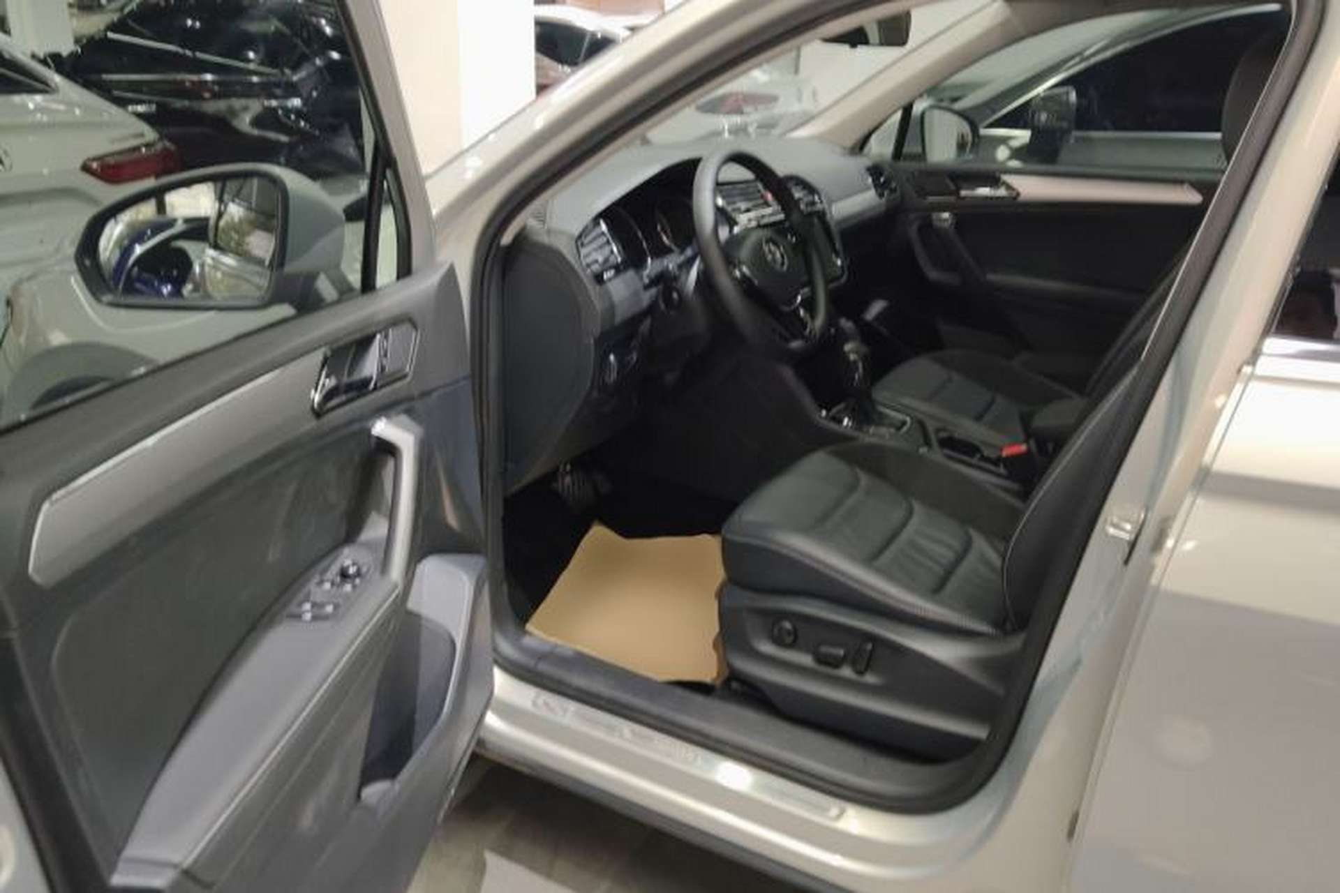 Used Volkswagen Tiguan L 2019 330TSI Automatic Two-Wheel Drive Panoramic Comfort Edition China VI Standard Interior 3