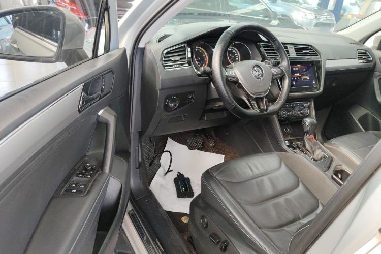Used Volkswagen Tiguan L 2019 Updated Version 330TSI Automatic Two-Wheel Drive Panoramic Comfort Edition China VI Standard Interior 3