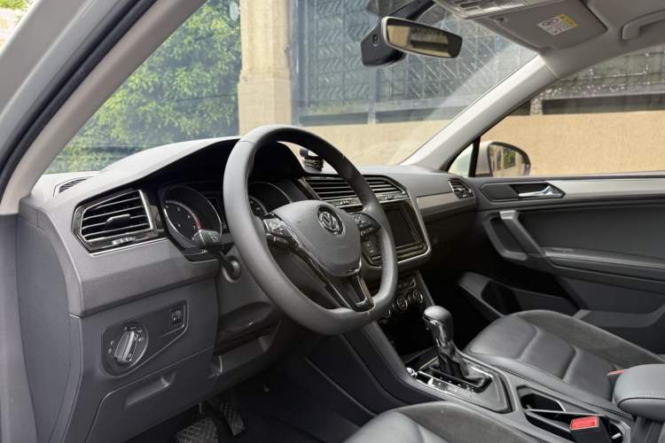 Used Volkswagen Tiguan L 2019 330TSI Automatic Two-Wheel Drive Smart Luxury Version China VI Standard Interior 4