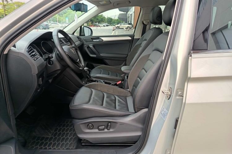 Used Volkswagen Tiguan L 2019 Updated Version 330TSI Automatic Two-Wheel Drive Panoramic Comfort Edition China VI Standard Interior 4
