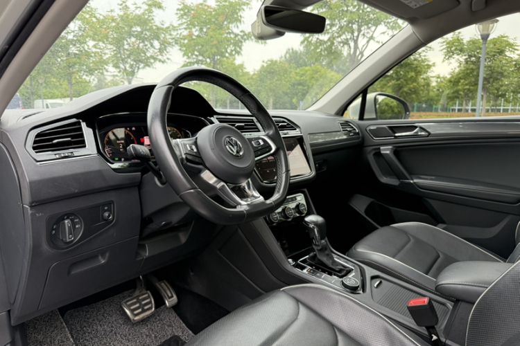 Used Volkswagen Tiguan L 2019 380TSI Automatic All-Wheel Drive R-Line Prestige Flagship Model China VI Standard Interior 9