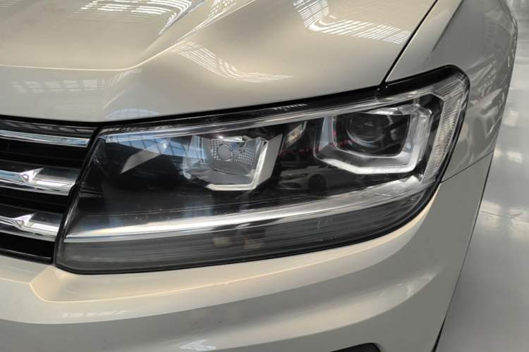 Used Volkswagen Tiguan L 2019 Revised 330TSI Automatic Two-Wheel Drive Smart & Luxury Edition China VI Standard Left Front Headlight