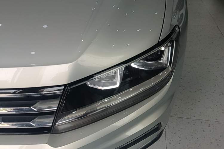 Used Volkswagen Tiguan L 2019 Updated Version 330TSI Automatic Two-Wheel Drive Panoramic Comfort Edition China VI Standard Left Front Headlight