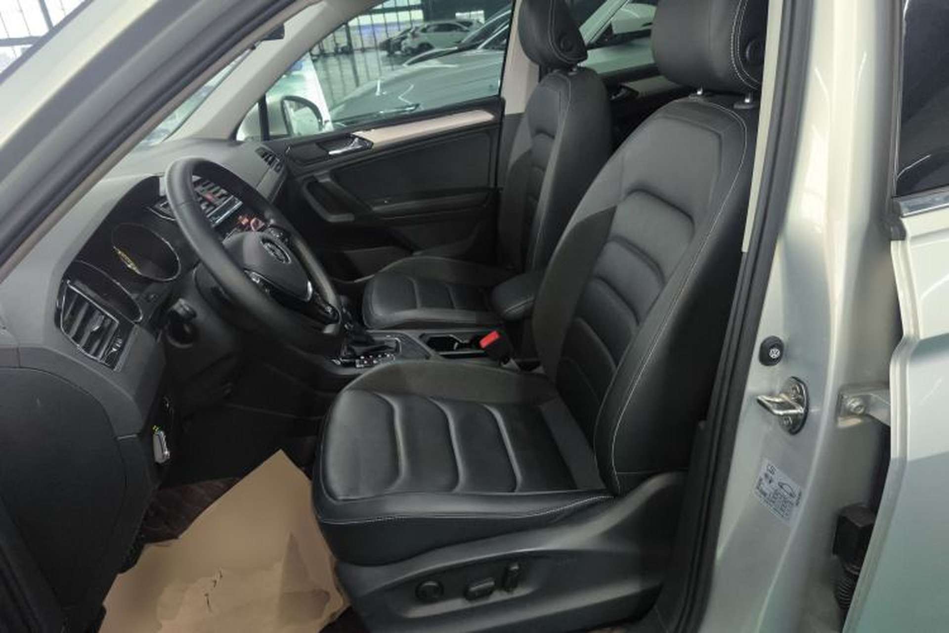 Used Volkswagen Tiguan L 2019 Updated Version 330TSI Automatic Two-Wheel Drive Panoramic Comfort Edition China VI Standard Left Front Seat