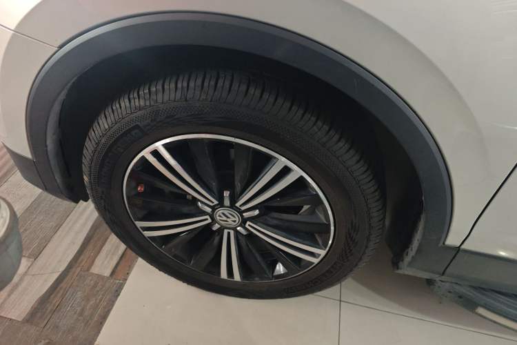 Used Volkswagen Tiguan L 2019 Updated Version 330TSI Automatic Two-Wheel Drive Panoramic Comfort Edition China VI Standard Left Front Wheel Hub