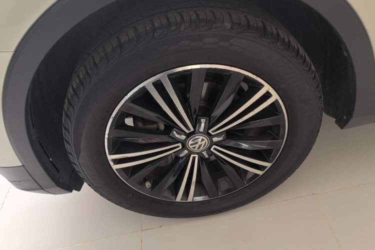 Used Volkswagen Tiguan L 2019 Updated Version 330TSI Automatic Two-Wheel Drive Panoramic Comfort Edition China VI Standard Left Front Wheel Hub
