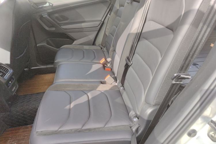 Used Volkswagen Tiguan L 2019 Updated Version 330TSI Automatic Two-Wheel Drive Panoramic Comfort Edition China VI Standard Left Rear Seat