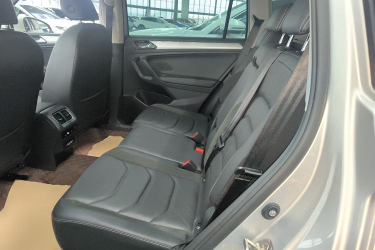 Used Volkswagen Tiguan L 2019 Updated Version 330TSI Automatic Two-Wheel Drive Panoramic Comfort Edition China VI Standard Left Rear Seat