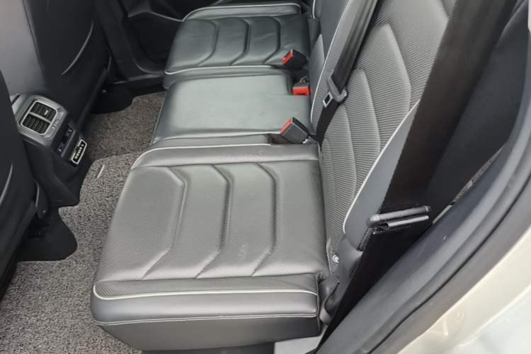 Used Volkswagen Tiguan L 2019 380TSI Automatic All-Wheel Drive R-Line Prestige Flagship Model China VI Standard Left Rear Seat