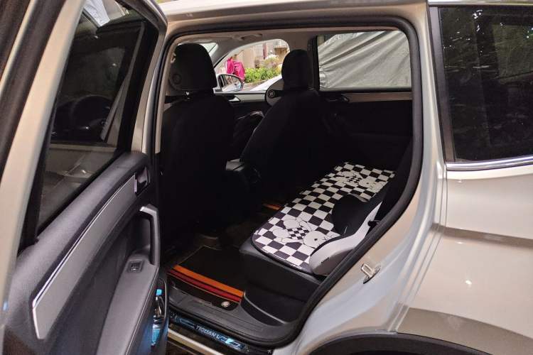 Used Volkswagen Tiguan L 2019 330TSI Automatic Two-Wheel Drive Panoramic Comfort Edition China V Standard Left Rear Seat