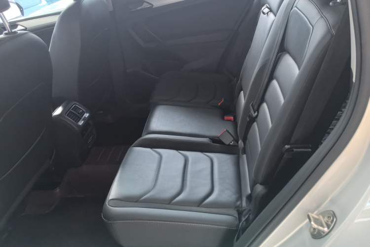 Used Volkswagen Tiguan L 2019 Updated Version 330TSI Automatic Two-Wheel Drive Panoramic Comfort Edition China VI Standard Left Rear Seat