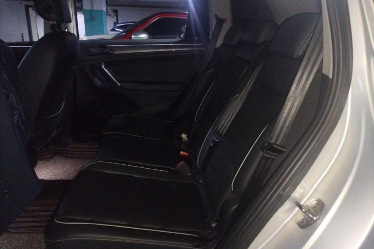 Used Volkswagen Tiguan L 2019 330TSI Automatic Two-Wheel Drive R-Line Flagship Edition China V Standard Left Rear Seat