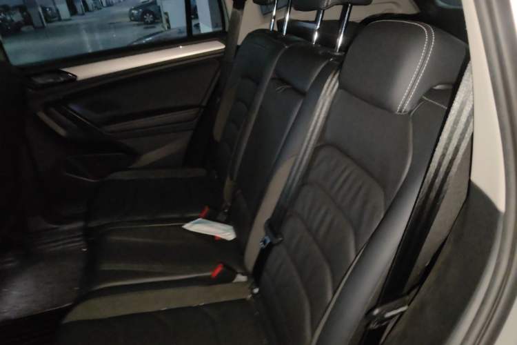 Used Volkswagen Tiguan L 2019 Updated Version 330TSI Automatic Two-Wheel Drive Panoramic Comfort Edition China VI Standard Left Rear Seat