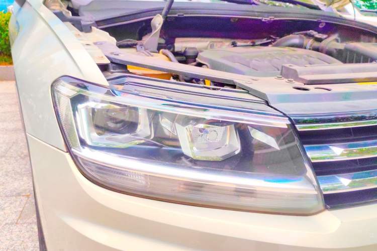 Used Volkswagen Tiguan L 2019 Updated Version 330TSI Automatic Two-Wheel Drive Panoramic Comfort Edition China VI Standard Right Front Headlight