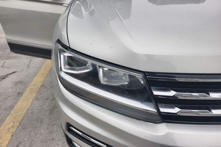 Used Volkswagen Tiguan L 2019 Revised 330TSI Automatic Two-Wheel Drive Smart & Luxury Edition China VI Standard Right Front Headlight