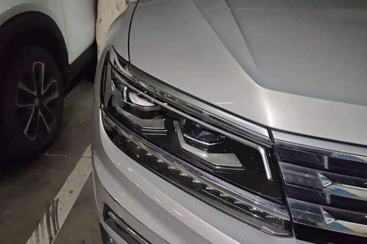 Used Volkswagen Tiguan L 2019 380TSI Automatic All-Wheel Drive Luxury Edition with 7 Seats China VI Standard Right Front Headlight