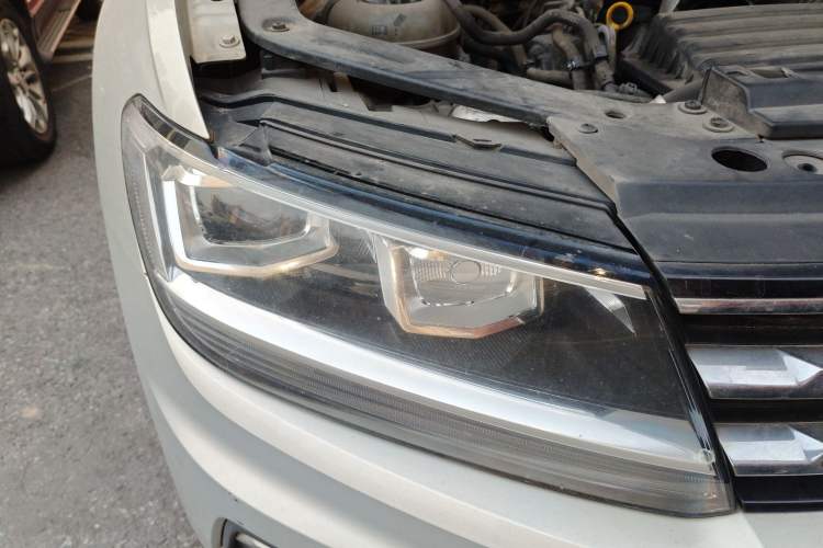 Used Volkswagen Tiguan L 2019 Revised Version 280TSI Automatic Two-Wheel Drive Panoramic Comfort Edition China VI Standard Right Front Headlight
