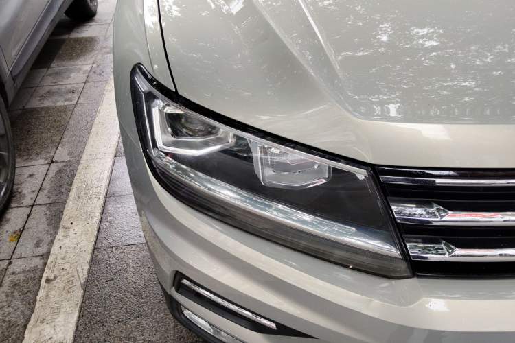 Used Volkswagen Tiguan L 2019 Revised 330TSI Automatic Two-Wheel Drive Smart & Luxury Edition China VI Standard Right Front Headlight