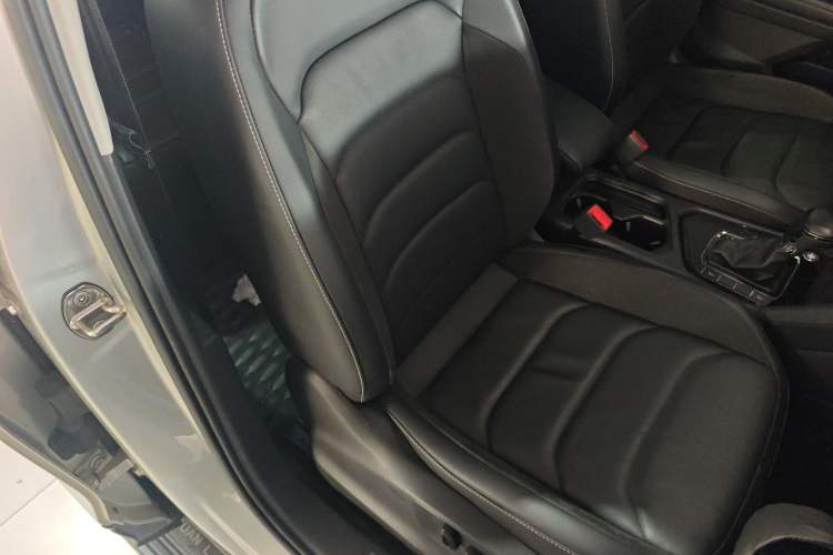 Used Volkswagen Tiguan L 2019 Updated Version 330TSI Automatic Two-Wheel Drive Panoramic Comfort Edition China VI Standard Right Front Seat