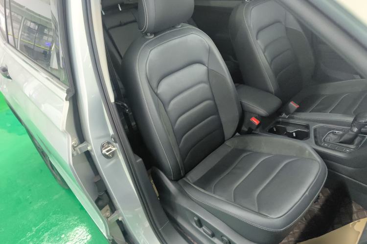 Used Volkswagen Tiguan L 2019 Updated Version 330TSI Automatic Two-Wheel Drive Panoramic Comfort Edition China VI Standard Right Front Seat