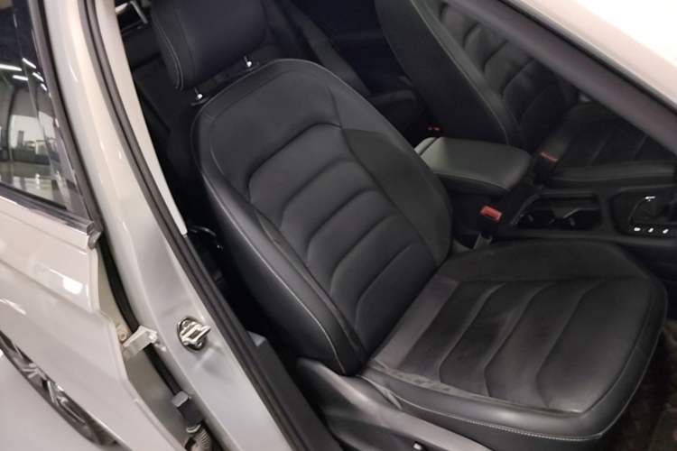 Used Volkswagen Tiguan L 2019 330TSI Automatic Two-Wheel Drive Smart Luxury Version China V Emission Standard Right Front Seat