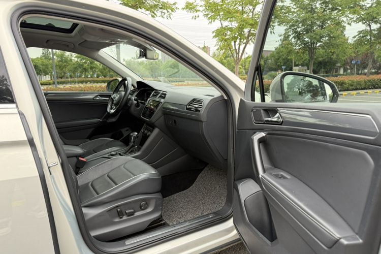 Used Volkswagen Tiguan L 2019 380TSI Automatic All-Wheel Drive R-Line Prestige Flagship Model China VI Standard Right Front Seat