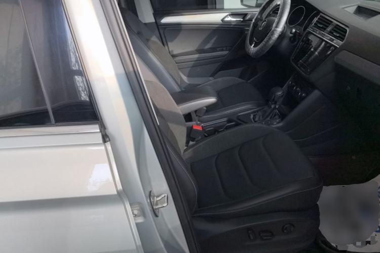 Used Volkswagen Tiguan L 2019 Updated Version 330TSI Automatic Two-Wheel Drive Panoramic Comfort Edition China VI Standard Right Front Seat