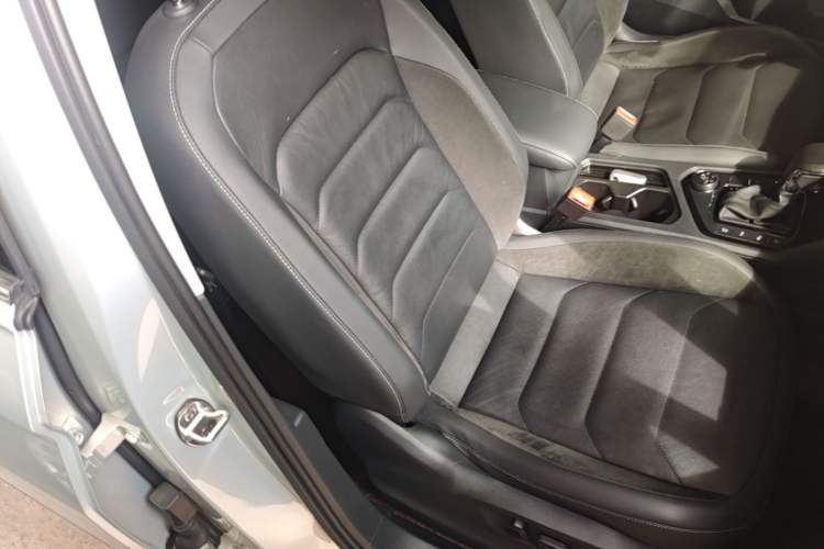Used Volkswagen Tiguan L 2019 380TSI Automatic All-Wheel Drive Luxury Edition with 7 Seats China VI Standard Right Front Seat