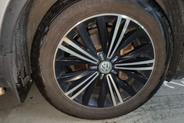Used Volkswagen Tiguan L 2019 Updated Version 330TSI Automatic Two-Wheel Drive Panoramic Comfort Edition China VI Standard Right Front Wheel Hub