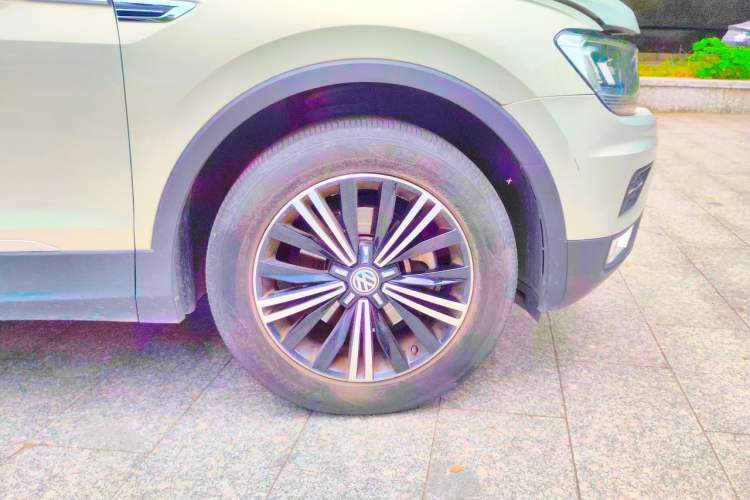 Used Volkswagen Tiguan L 2019 Updated Version 330TSI Automatic Two-Wheel Drive Panoramic Comfort Edition China VI Standard Right Front Wheel Hub
