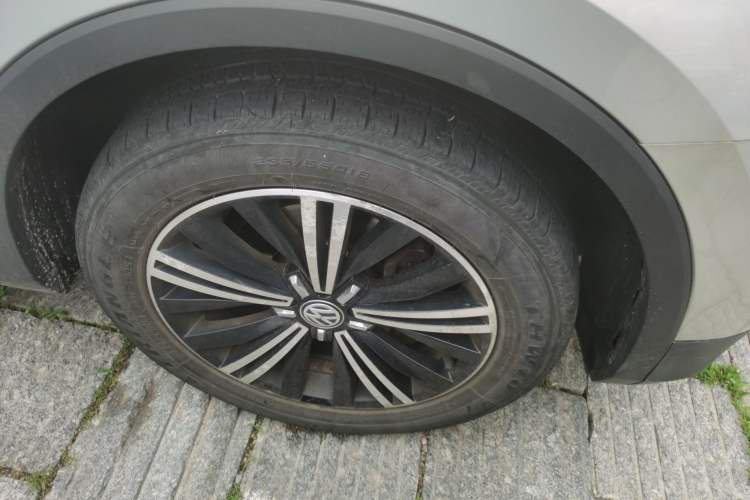Used Volkswagen Tiguan L 2019 Updated Version 330TSI Automatic Two-Wheel Drive Panoramic Comfort Edition China VI Standard Right Front Wheel Hub