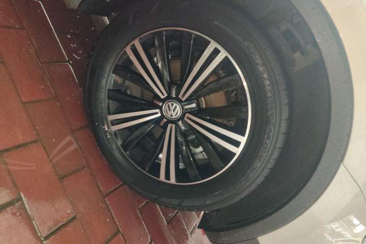 Used Volkswagen Tiguan L 2019 Revised Version 280TSI Automatic Two-Wheel Drive Panoramic Comfort Edition China VI Standard Right Front Wheel Hub
