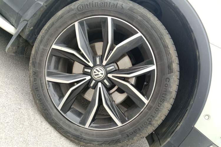 Used Volkswagen Tiguan L 2019 330TSI Automatic Two-Wheel Drive Smart Luxury Version China VI Standard Right Front Wheel Hub