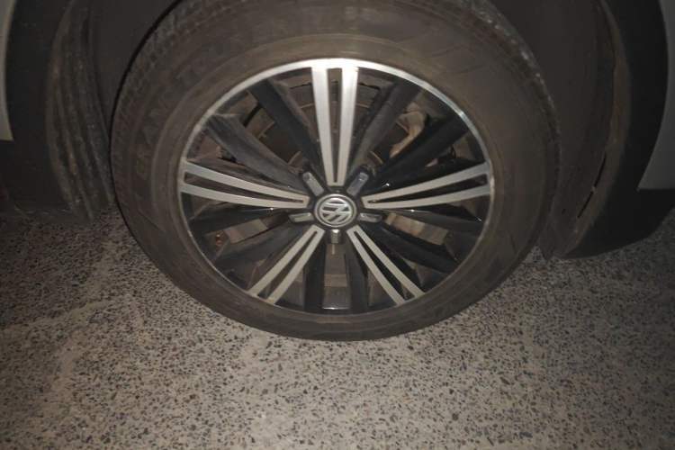 Used Volkswagen Tiguan L 2019 330TSI Automatic Two-Wheel Drive Panoramic Comfort Edition China VI Standard Right Front Wheel Hub