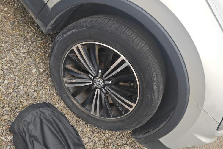 Used Volkswagen Tiguan L 2019 Updated Version 330TSI Automatic Two-Wheel Drive Panoramic Comfort Edition China VI Standard Right Front Wheel Hub