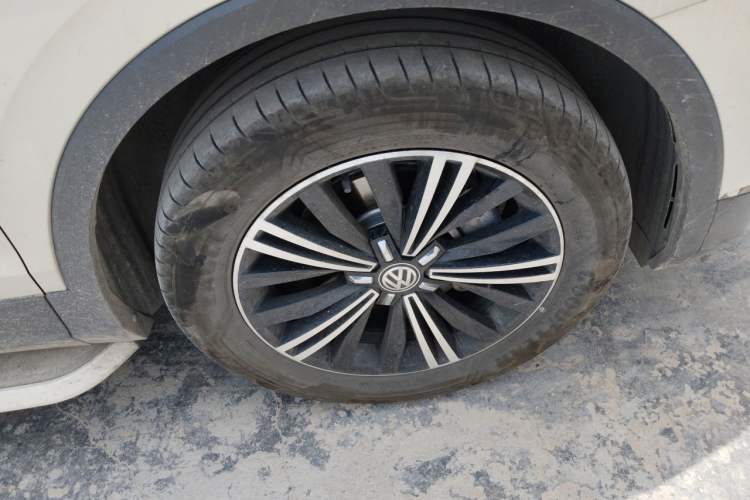 Used Volkswagen Tiguan L 2019 Revised Version 330TSI Automatic Two-Wheel Drive Panoramic Comfort Edition China V Standard Right Front Wheel Hub