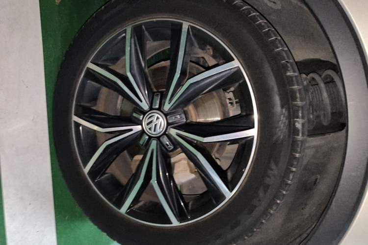 Used Volkswagen Tiguan L 2019 330TSI Automatic Two-Wheel Drive Smart Luxury Version China VI Standard Right Front Wheel Hub