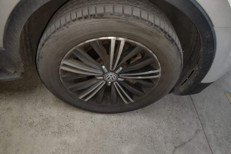 Used Volkswagen Tiguan L 2019 Updated Version 330TSI Automatic Two-Wheel Drive Panoramic Comfort Edition China VI Standard Right Front Wheel Hub
