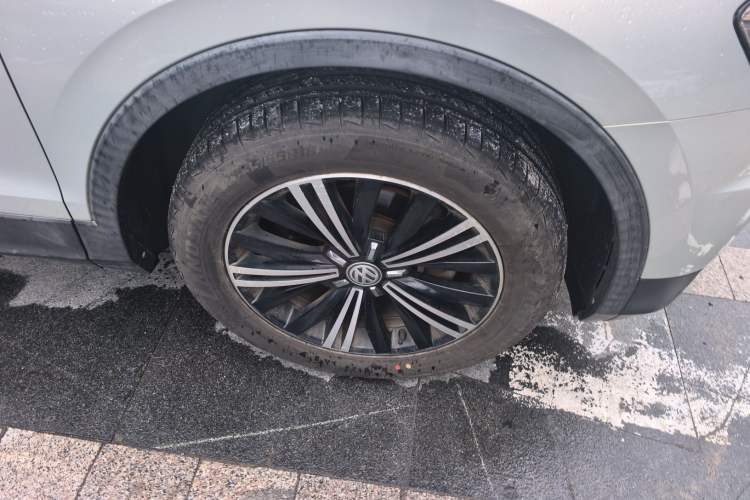 Used Volkswagen Tiguan L 2019 Updated Version 330TSI Automatic Two-Wheel Drive Panoramic Comfort Edition China VI Standard Right Front Wheel Hub
