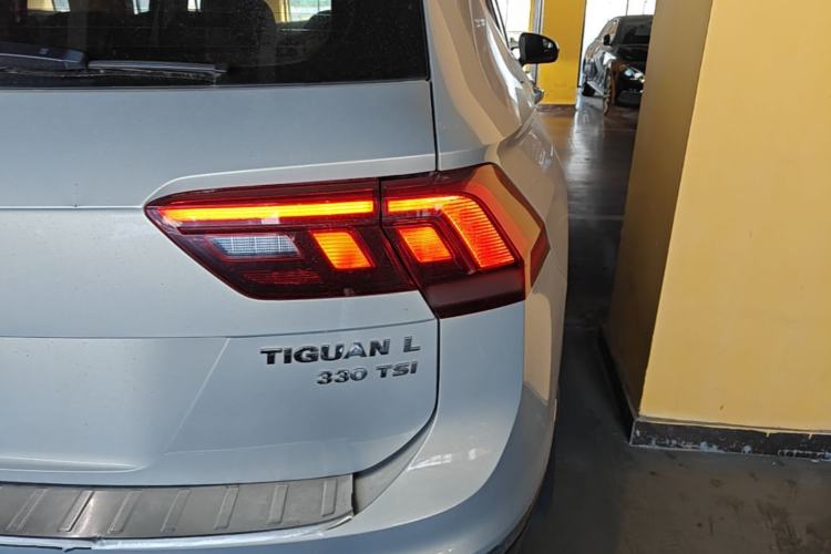 Used Volkswagen Tiguan L 2019 Updated Version 330TSI Automatic Two-Wheel Drive Panoramic Comfort Edition China VI Standard Right Rear Taillight