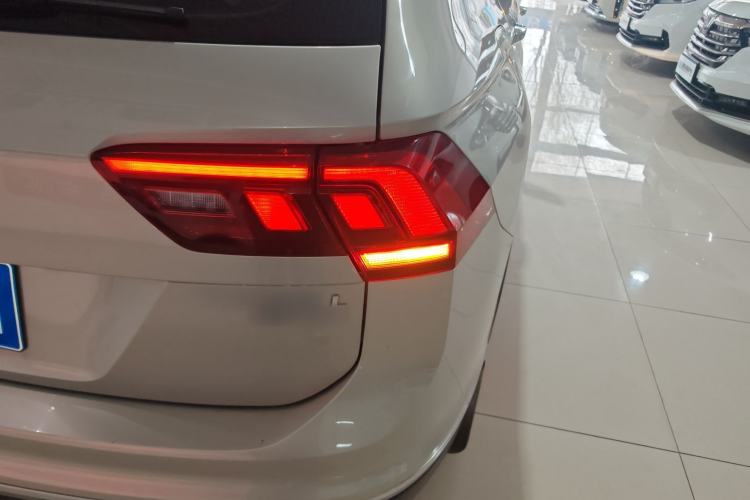 Used Volkswagen Tiguan L 2019 Revised 330TSI Automatic Two-Wheel Drive Smart & Luxury Edition China VI Standard Right Rear Taillight