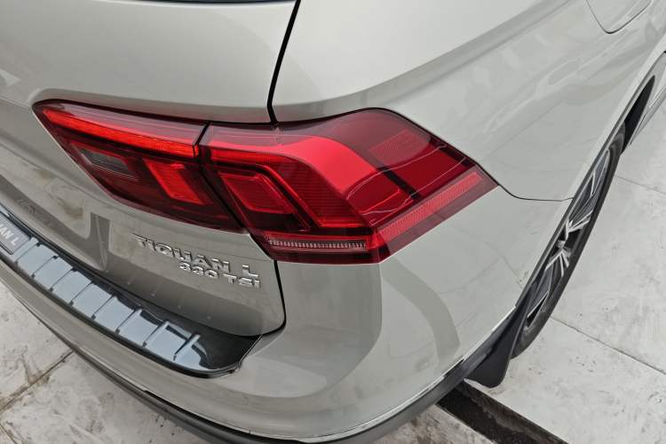 Used Volkswagen Tiguan L 2019 Revised 330TSI Automatic Two-Wheel Drive Smart & Luxury Edition China VI Standard Right Rear Taillight