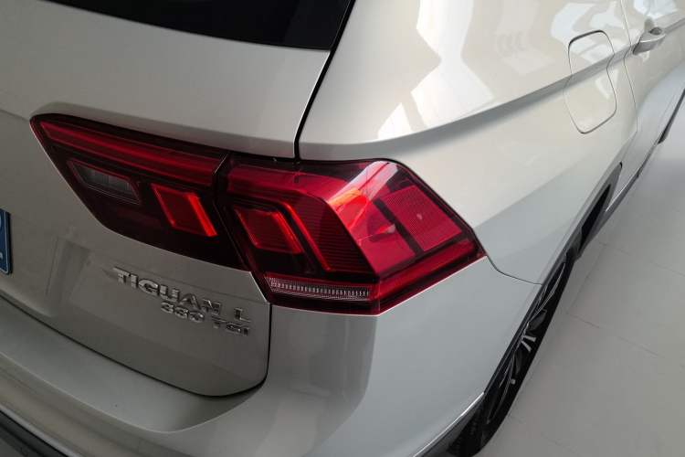 Used Volkswagen Tiguan L 2019 Updated Version 330TSI Automatic Two-Wheel Drive Panoramic Comfort Edition China VI Standard Right Rear Taillight