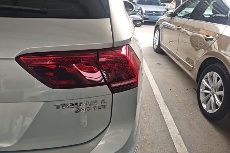 Used Volkswagen Tiguan L 2019 380TSI Automatic All-Wheel Drive Luxury Edition with 7 Seats China VI Standard Right Rear Taillight