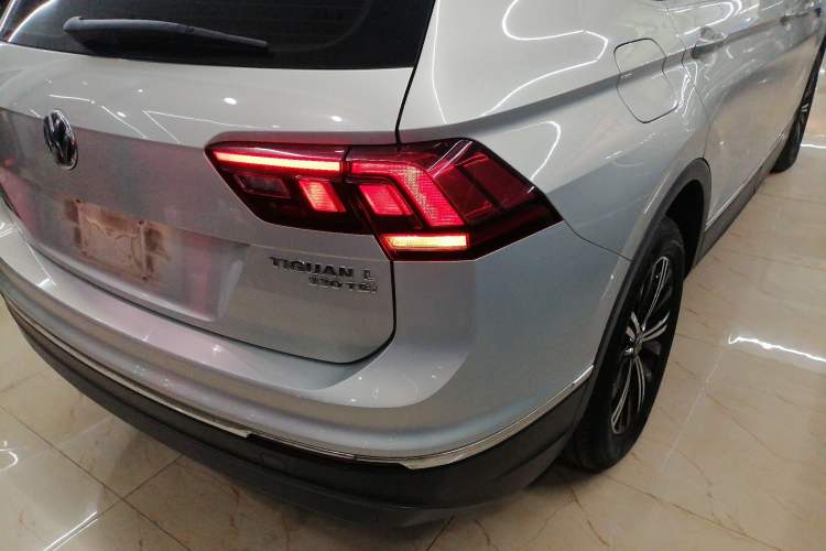 Used Volkswagen Tiguan L 2019 330TSI Automatic Two-Wheel Drive Panoramic Comfort Edition China V Standard Right Rear Taillight