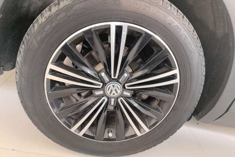 Used Volkswagen Tiguan L 2019 Updated Version 330TSI Automatic Two-Wheel Drive Panoramic Comfort Edition China VI Standard Right Rear Wheel Hub