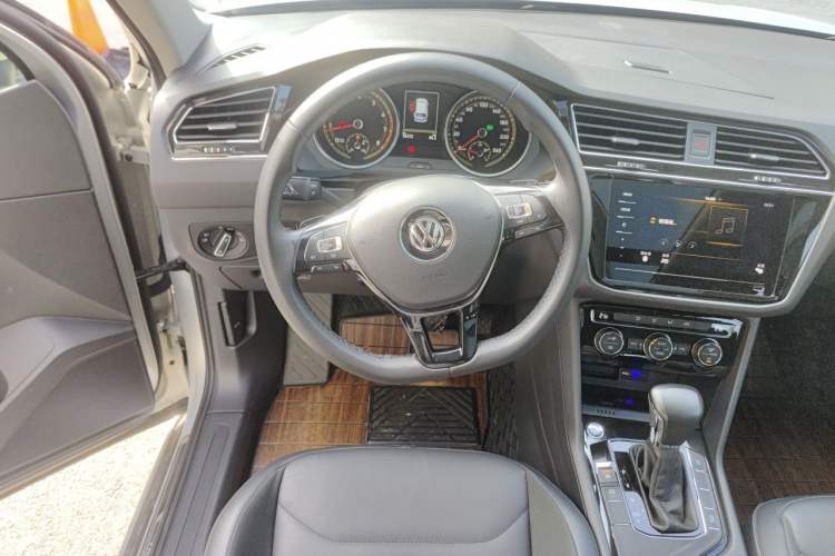 Used Volkswagen Tiguan L 2019 Updated Version 330TSI Automatic Two-Wheel Drive Panoramic Comfort Edition China VI Standard Steering Wheel
