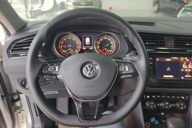 Used Volkswagen Tiguan L 2019 Revised 330TSI Automatic Two-Wheel Drive Smart & Luxury Edition China VI Standard Steering Wheel
