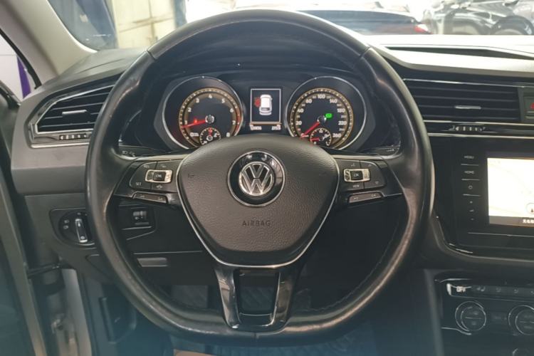 Used Volkswagen Tiguan L 2019 Revised 330TSI Automatic Two-Wheel Drive Smart & Luxury Edition China VI Standard Steering Wheel