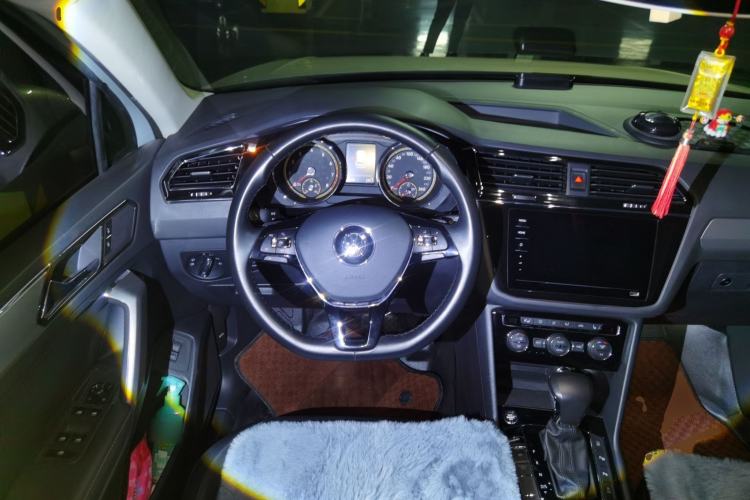 Used Volkswagen Tiguan L 2019 Revised 330TSI Automatic Two-Wheel Drive Smart & Luxury Edition China VI Standard Steering Wheel